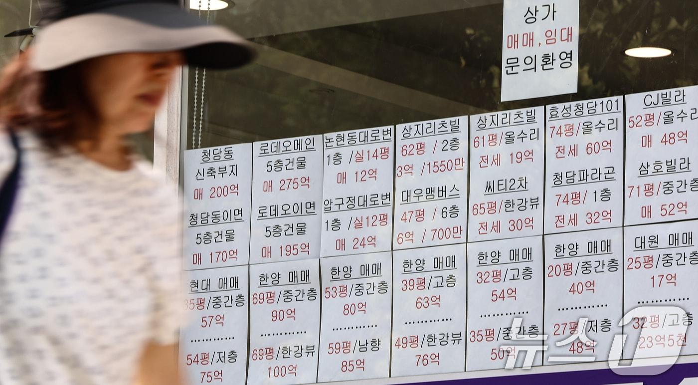 본문 이미지 - 서울 강남구의 한 부동산에 게시된 매물정보. (자료사진) ⓒ 뉴스1 김도우 기자