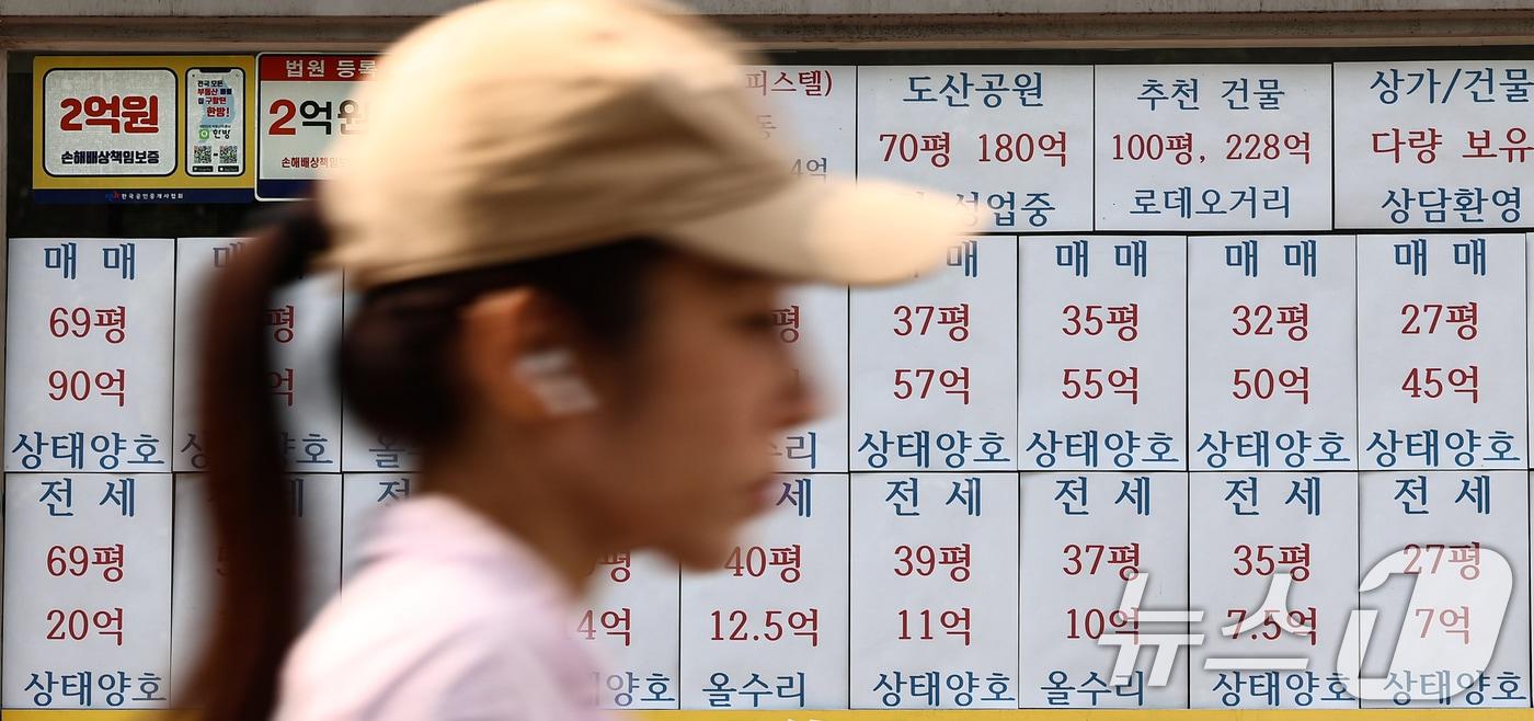 본문 이미지 - 정부가 부동산 세금의 기준을 '주택 보유 수'에서 '주택 가격' 중심으로, '보유 기간'에서 '실제 거주 기간' 중심으로 전면 개편한다. 실거주·중저가 1주택자의 세 부담은 낮추거나 유지하는 반면, 비거주 주택과 고가·다주택 보유자에 대해서는 과세 부담을 강화하는 방향이다. 정부는 지난 3일 세제발전심의위원회를 열고 이 같은 내용의 '2026년 세제개편안'을 발표했다. 사진은 4일 서울 강남구의 한 부동산에 게시된 매물정보. 2026.8.4 ⓒ 뉴스1 김도우 기자