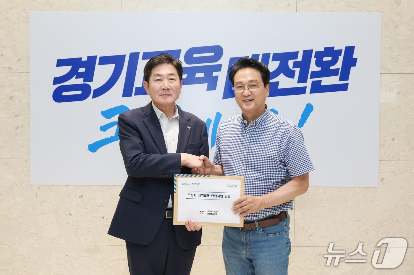 본문 이미지 - 조용호 경기 오산시장(왼쪽)이 4일 안민석 경기교육감에게 학교 신설 등 지역 교육 현안을 건의한 뒤 기념촬영을 하고 있다. (오산시 제공) 