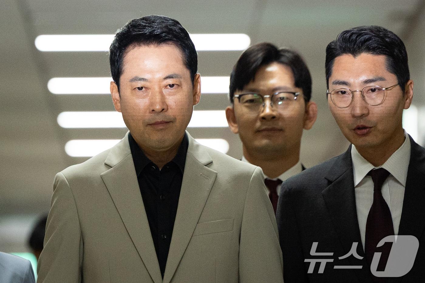 본문 이미지 - 장동혁 국민의힘 대표가 4일 서울 여의도 국회에서 형사소송법 국무회의 의결 및 부동산 세제개편 등 현안 관련 기자회견에 들어서고 있다. 2026.8.4 ⓒ 뉴스1 유승관 기자