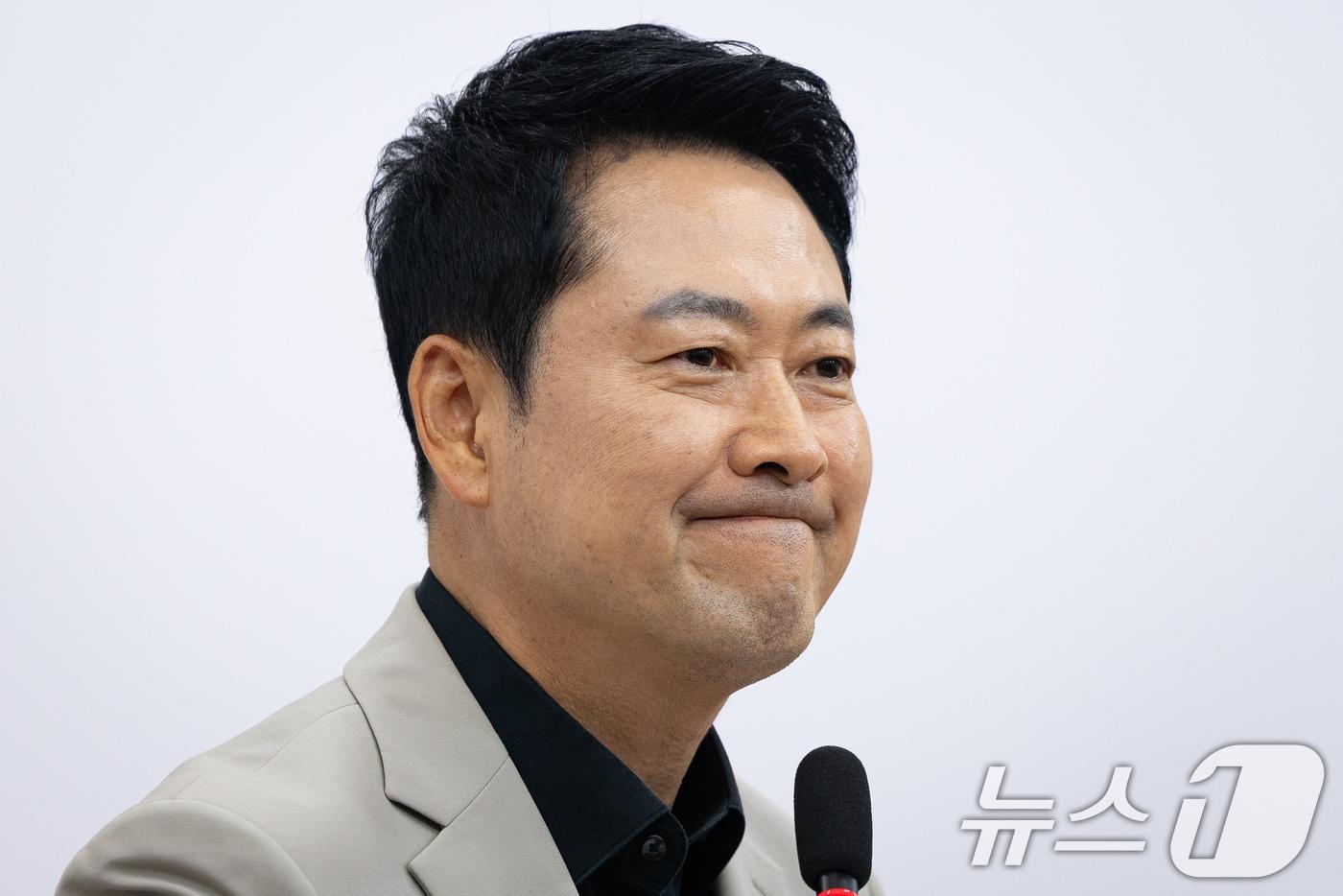 본문 이미지 - 장동혁 국민의힘 대표가 4일 서울 여의도 국회에서 형사소송법 국무회의 의결 및 부동산 세제개편 등 현안 관련 기자회견을 하고 있다. 2026.8.4 ⓒ 뉴스1 유승관 기자