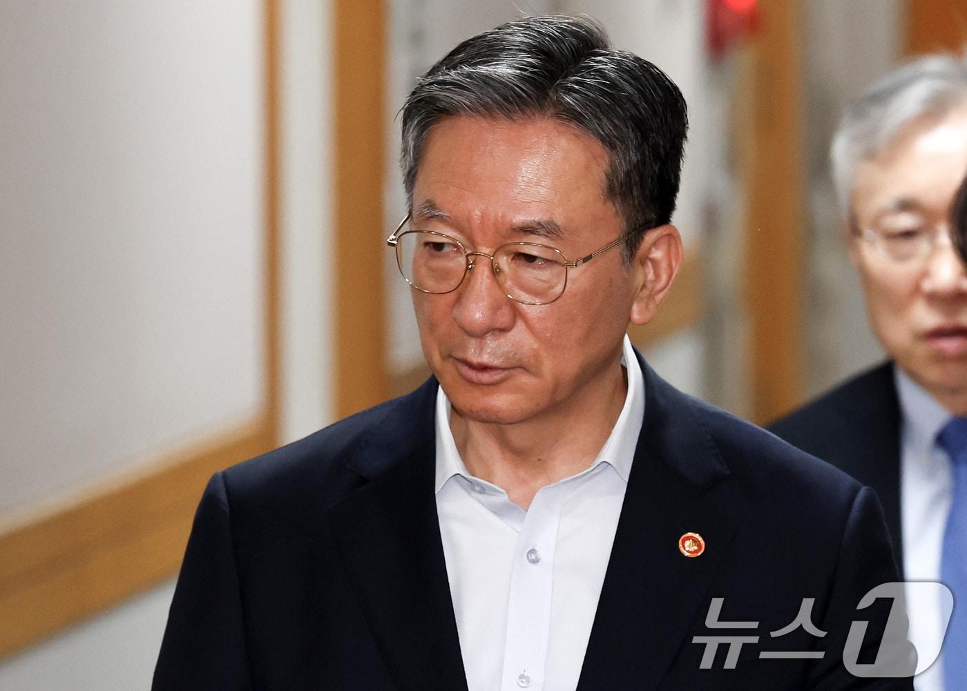 본문 이미지 - 대법관 후보 추천위원회 위원인 정성호 법무부 장관이 4일 오후 서울 서초구 대법원에서 열린 후보추천위원회 회의에 입장하고 있다. 2026.8.4 ⓒ 뉴스1 최지환 기자