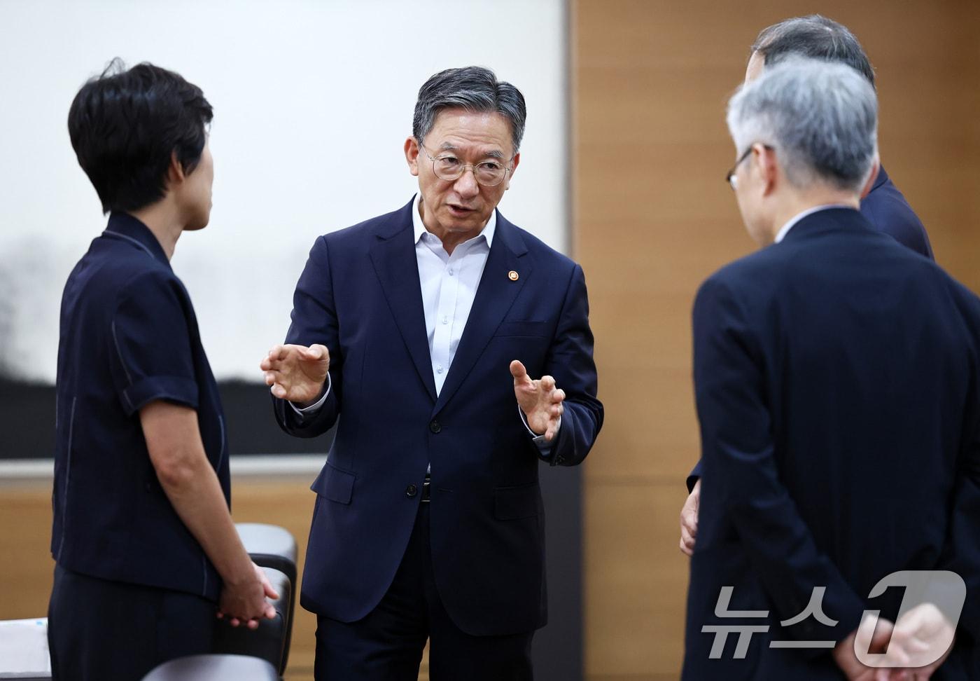 본문 이미지 - 대법관 후보 추천위원회 위원인 정성호 법무부 장관이 4일 오후 서울 서초구 대법원에서 열린 후보 추천위원회 회의를 앞두고 추천위원들과 대화를 나누고 있다. 2026.8.4 ⓒ 뉴스1 최지환 기자