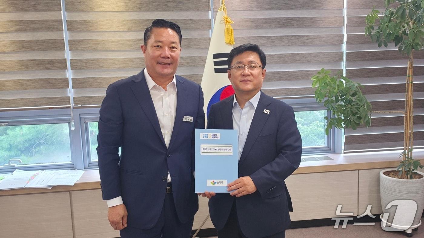 본문 이미지 - 최영일 전북 순창군수가 지난 3일 서울 한강홍수통제소에서 김성환 기후에너지환경부 장관을 만나  154kV 변전소 신설 공식 건의하고 기념 촬영을 하고 있다.(순창군 제공. 재판매 및 DB금지)/뉴스1