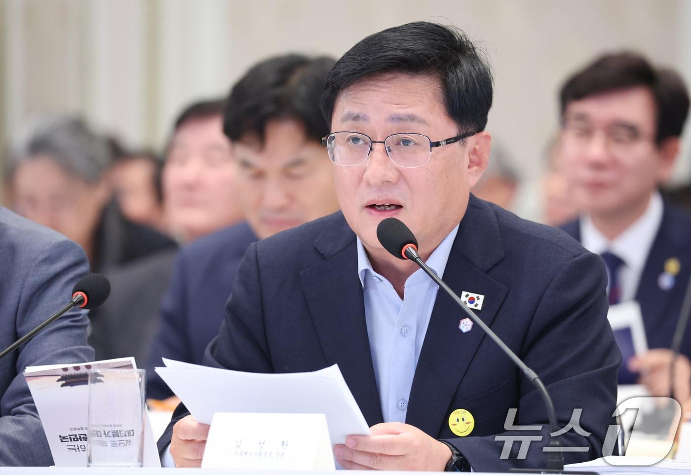 본문 이미지 - 김성환 기후에너지환경부 장관이 4일 청와대 영빈관에서 열린 산업통상부, 기후에너지환경부, 지식재산처, 원자력안전위원회, 기상청 2차 업무보고에서 업무보고를 하고 있다. 2026.8.4 ⓒ 뉴스1 이재명 기자