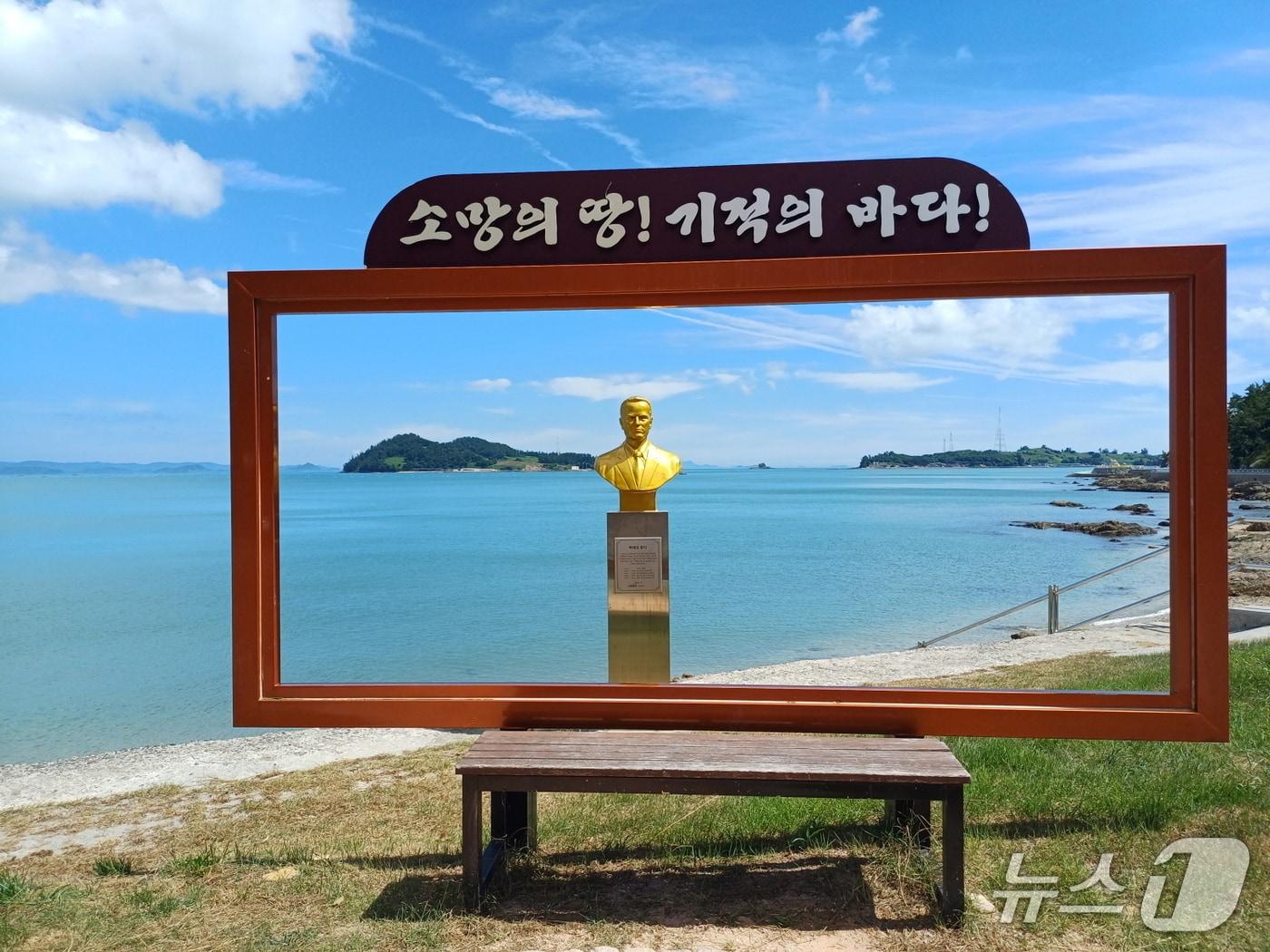 본문 이미지 -  삐에르랑디 전 주한 프랑스 대사 흉상(진도군 제공, 재판매 및 DB금지)/뉴스1 