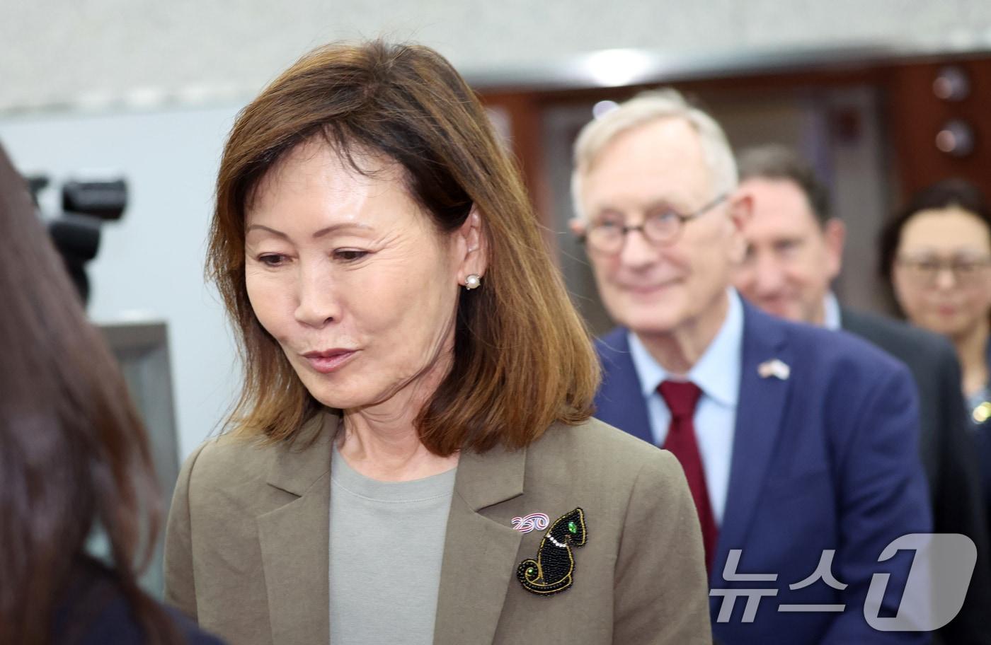 본문 이미지 - 미셸 스틸 신임 주한미국대사가 4일 오후 서울 종로구 정부서울청사 별관에서 조현 외교부 장관과 접견을 마치고 이동하고 있다. 스틸 대사 뒤에 선 인물이 남편인 숀 스틸이다. 2026.8.4 ⓒ 뉴스1 김명섭 기자