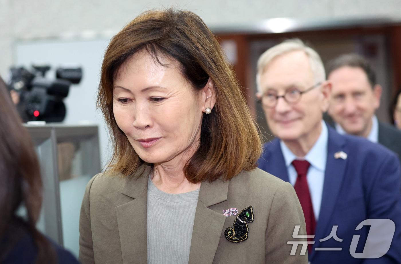 본문 이미지 - 미셸 스틸 신임 주한미국대사가 4일 오후 서울 종로구 정부서울청사 별관에서 조현 외교부 장관과 접견을 마치고 이동하고 있다. 2026.8.4 ⓒ 뉴스1 김명섭 기자