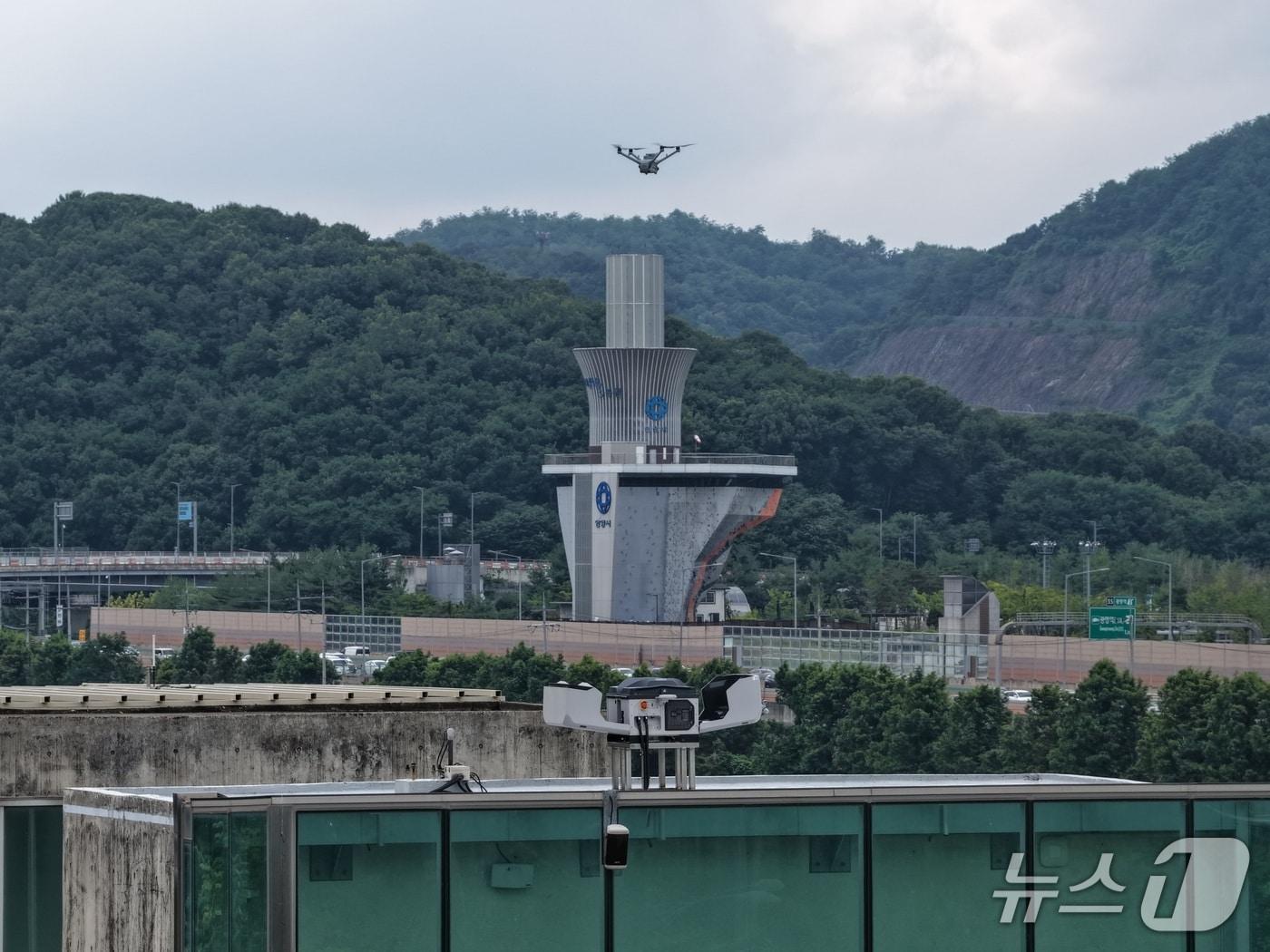 본문 이미지 - 안양천생태이야기관 옥상에 설치된 무인 드론 시스템에서 인공 지능(AI) 자율 비행 드론이 이륙하고 있다.(안양시 제공. 재판매 및 DB금지)/뉴스1