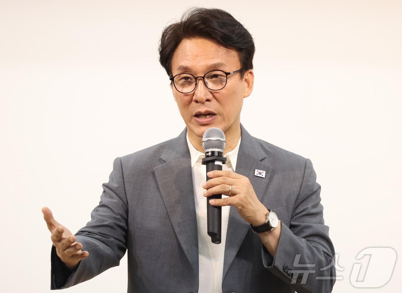 본문 이미지 - 김민석 더불어민주당 당대표 후보가 4일 전북 김제시 길보른종합사회복지관에서 열린 김제·부안 권리당원 강연회에서 발언을 하고 있다. 2026.8.4 ⓒ 뉴스1 유경석 기자
