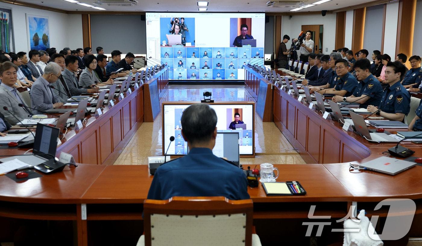 본문 이미지 - 유재성 경찰청장 직무대행이 4일 오후 서울 서대문구 경찰청에서 열린 전국 경찰 지휘부 화상회의를 주재하고 있다. 이번 회의는 지난달 31일 국회 본회의를 통과한 형사소송법 개정안과 관련해 국무회의 후 주요 개정 사항을 공유하기 위해 마련됐다. 2026.8.4 ⓒ 뉴스1 이광호 기자