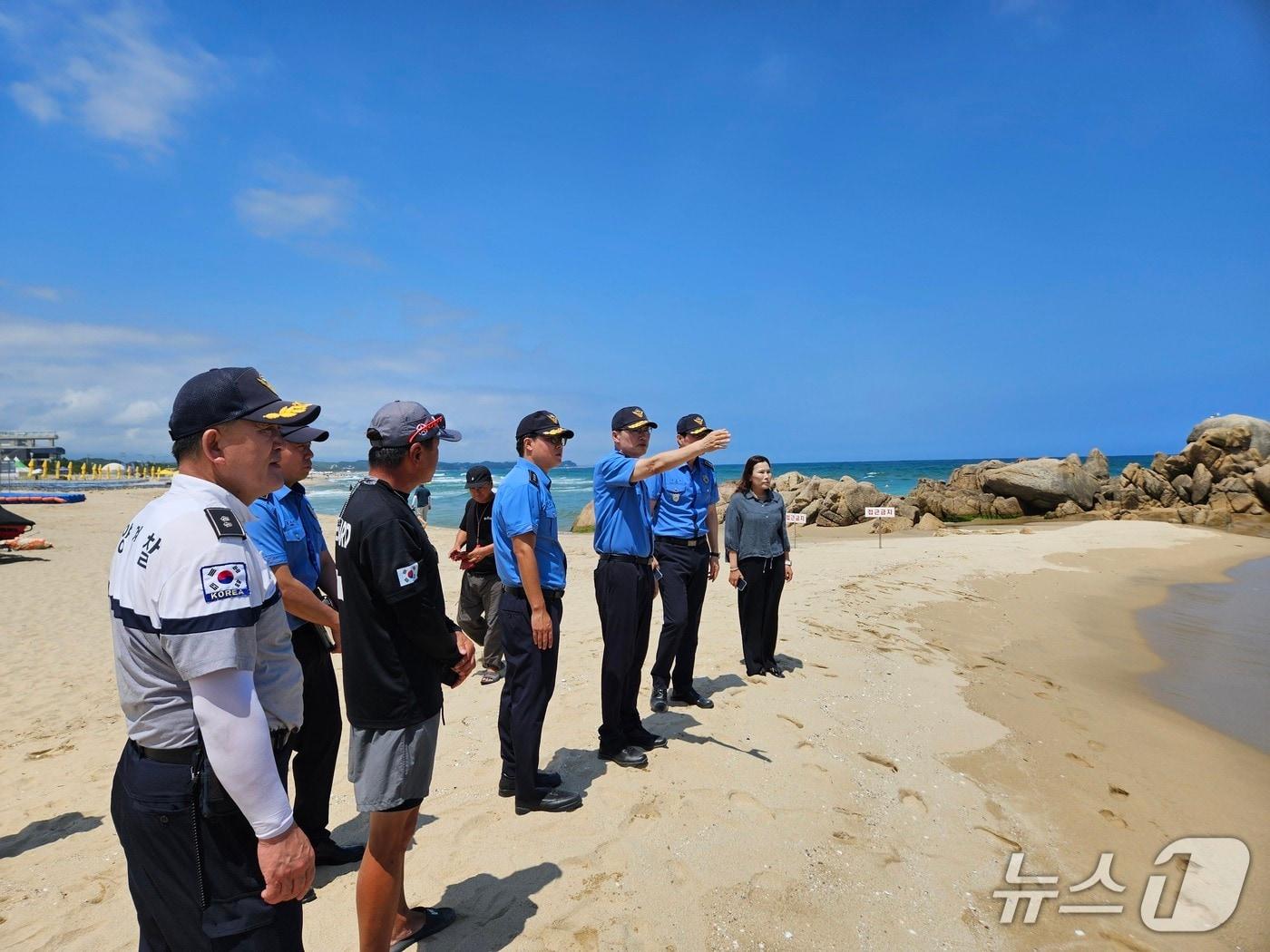 본문 이미지 - 4일 양양 하조대 해변 점검 중인 이종욱 동해해경청장 직무대리.(사진 네 번째. 재판매 및 DB 금지) 2026.8.4/뉴스1