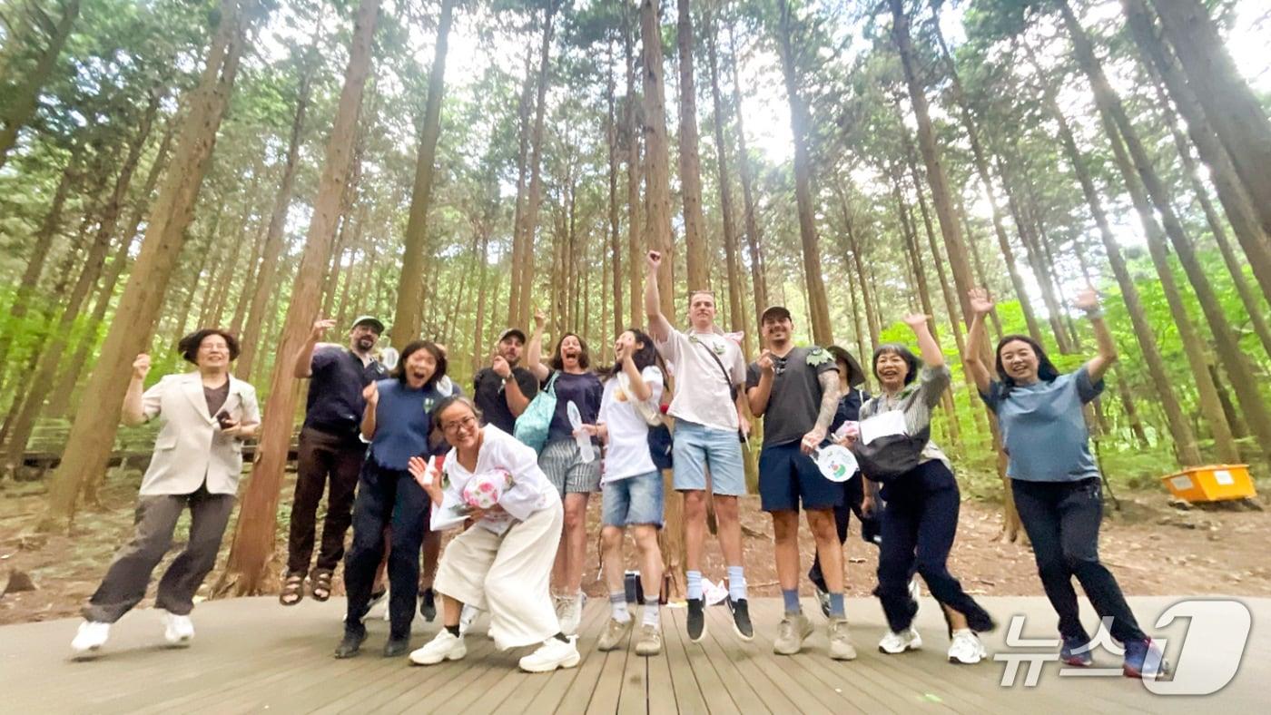 본문 이미지 - 국립장성숲체원은 4일 전남 장성군 축령산 편백숲 일원에서 프랑스 명장셰프들을 대상으로 산림치유 프로그램을 진행했다. (한국산림복지진흥원 제공. 재판매 및 DB금지)/뉴스1