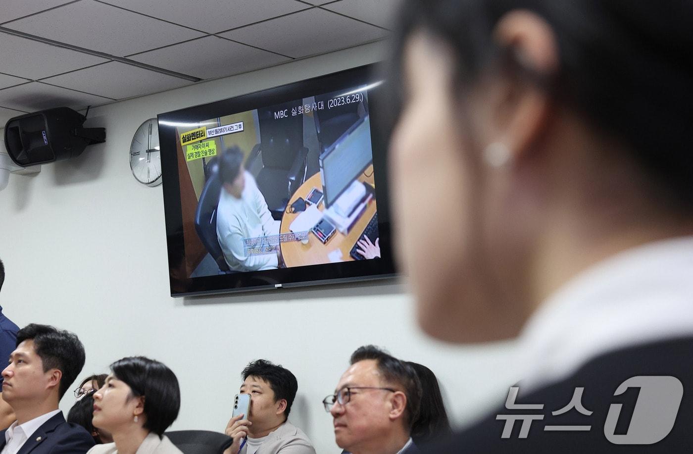 본문 이미지 - 지난 8월 4일 서울 여의도 국회 의원회관에서 한동훈 무소속 의원 주최로 열린 '보완수사 금지 지옥문이 열린다'에 참석한 부산 돌려차기 사건 피해자 김진주(가명)씨가 영상을 시청하고 있다. (공동취재) 2026.8.4 ⓒ 뉴스1 신웅수 기자