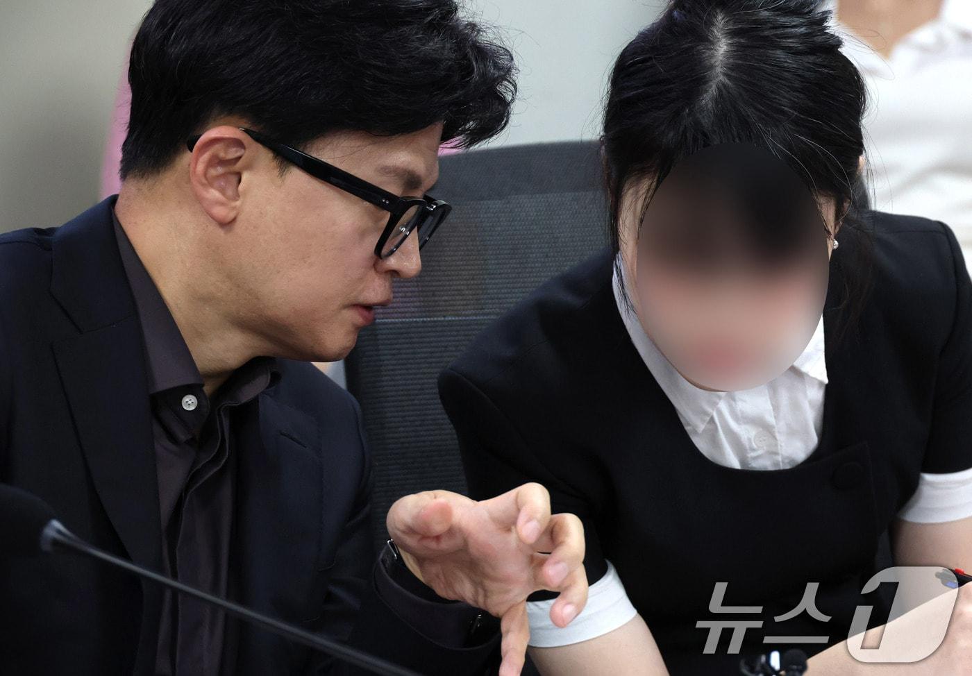 본문 이미지 - 한동훈 무소속 의원과 부산 돌려차기 피해자 김진주(가명)씨가 4일 서울 여의도 국회에서 열린 '보완수사 금지 지옥문이 열린다' 긴급 간담회에서 대화하고 있다. (공동취재) 2026.8.4 ⓒ 뉴스1 신웅수 기자