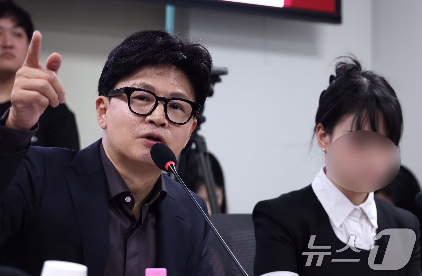본문 이미지 - 한동훈 무소속 의원이 4일 서울 여의도 국회 의원회관에서 부산 돌려차기 피해자 김진주와 함께 말한다 '보완수사 금지 지옥문이 열린다' 긴급 간담회에서 발언하고 있다. (공동취재) 2026.8.4 ⓒ 뉴스1 신웅수 기자