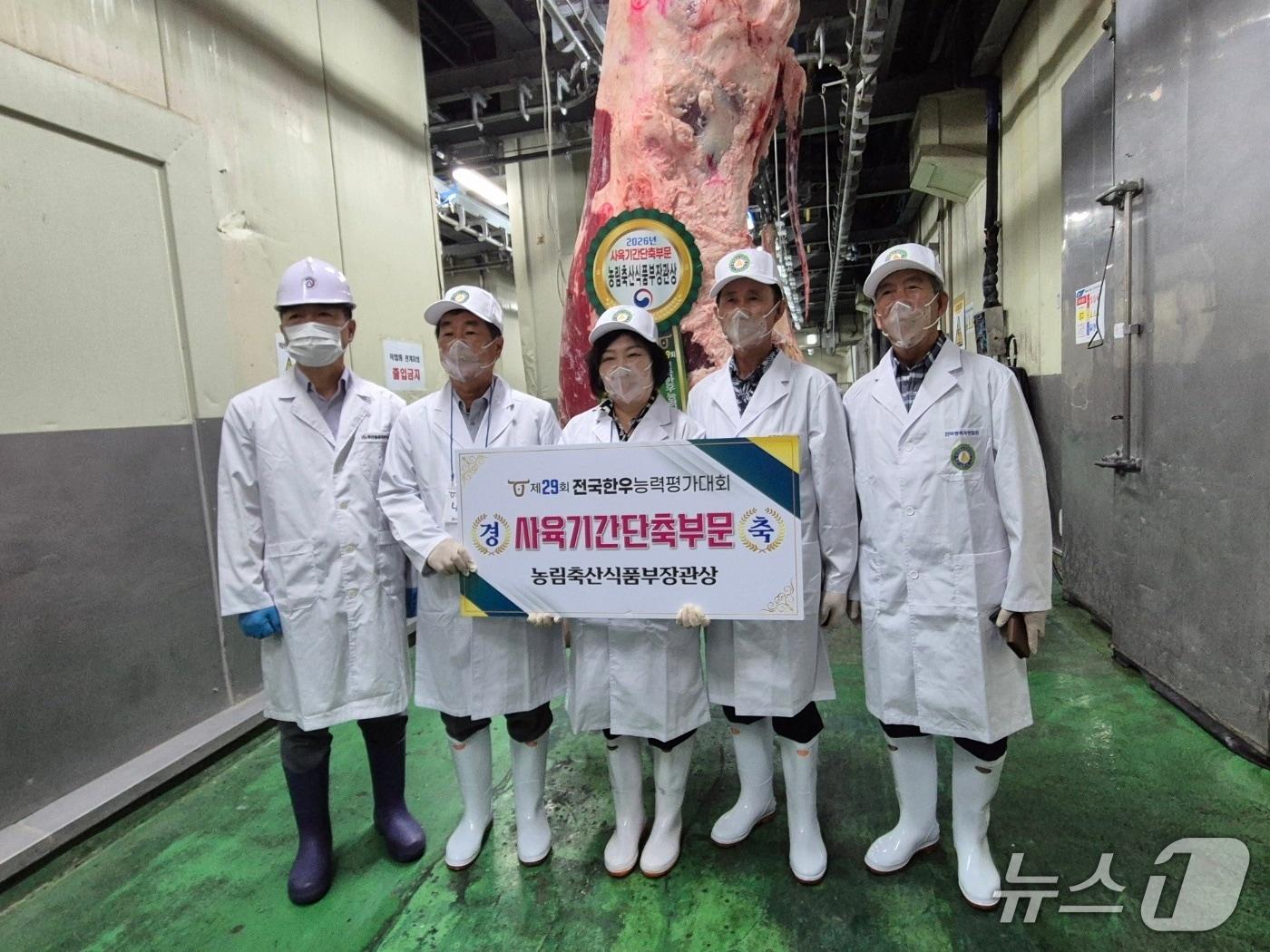 본문 이미지 - 곡성군 박희애 한우농가가 '전국한우능력평가대회' 사육기간단축부문에서 농림축산식품부장관상을 수상했다(곡성군 제공)