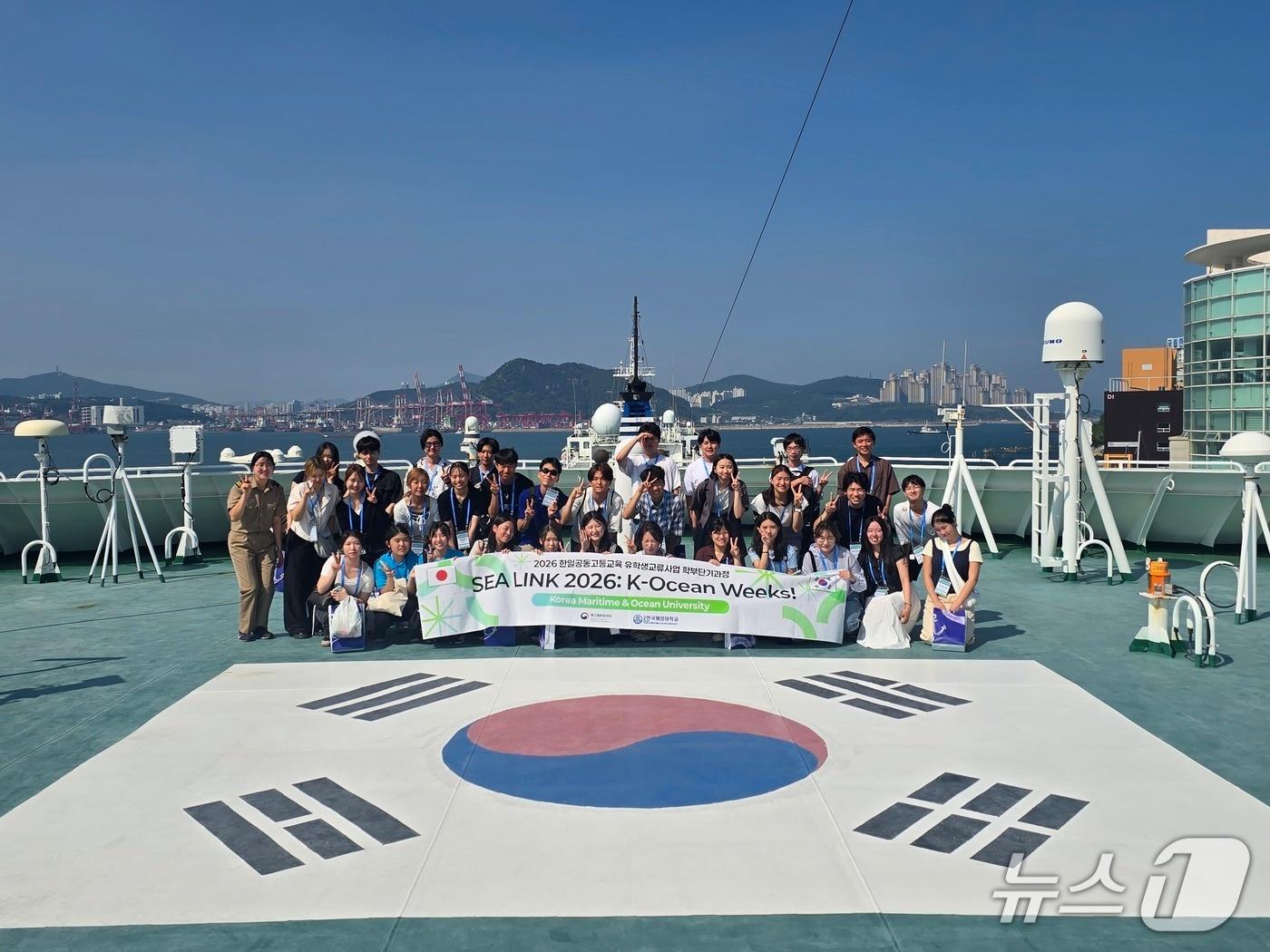 본문 이미지 - 씨 링크 2026 행사에 참석한 학생들이 한국해양대 실습선 한나라 호에 탑승해 기념촬영을 하는 모습 (한국해양대 제공. 재판매 및 DB금지)