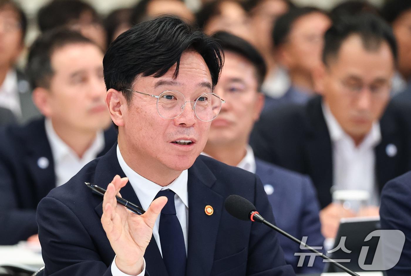 본문 이미지 - 김영훈 고용노동부 장관이 4일 청와대 영빈관에서 열린 고용노동부 2차 업무보고에서 업무보고를 하고 있다. (청와대통신사진기자단) 2026.8.4 ⓒ 뉴스1 이재명 기자