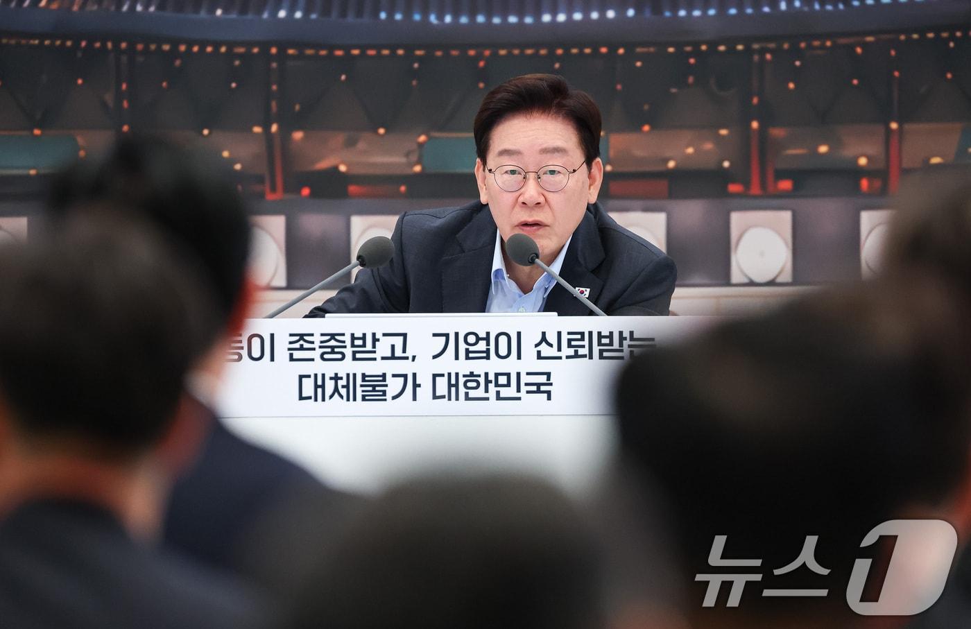 본문 이미지 - 이재명 대통령이 4일 청와대 영빈관에서 열린 고용노동부, 중소벤처기업부, 공정거래위원회 2차 업무보고에서 발언을 하고 있다. (청와대통신사진기자단) 2026.8.4 ⓒ 뉴스1 이재명 기자