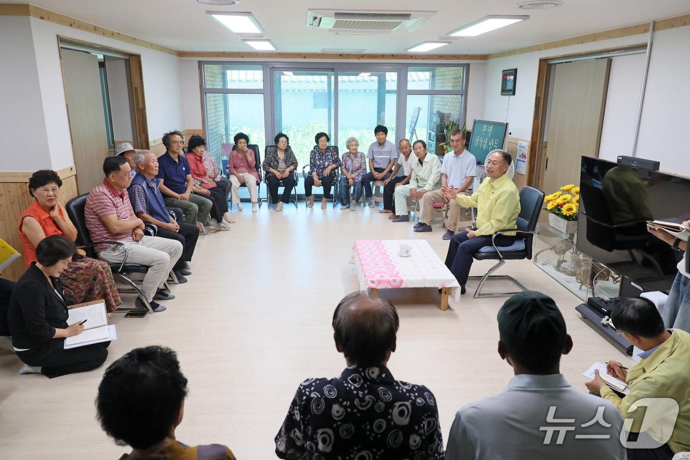 본문 이미지 - 한득수 전북 임실군수가 경로당을 방문해 폭염 대응을 점검하고 있다.(임실군제공, 재판매 및 DB금지)2026.8.4/뉴스1