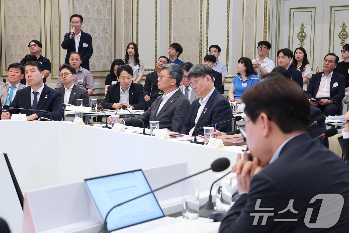 본문 이미지 - 4일 청와대 영빈관에서 열린 고용노동부, 중소벤처기업부, 공정거래위원회 2차 업무보고에서 국민참여단이 발언을 하고 있다. (청와대통신사진기자단) 2026.8.4 ⓒ 뉴스1 이재명 기자