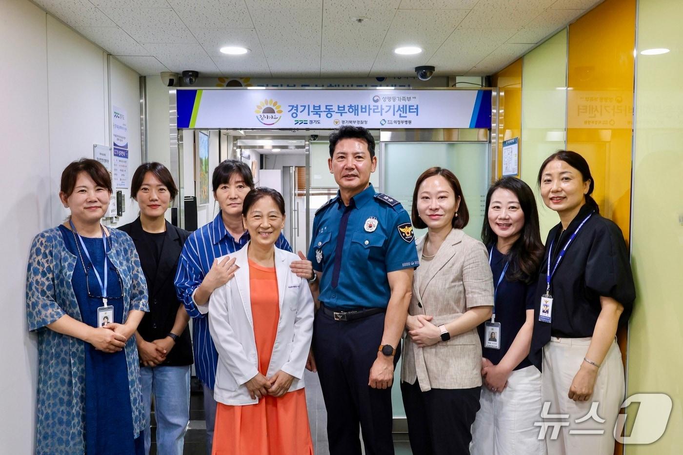 본문 이미지 -  김동권 경기북부경찰청장이 4일 경기북동부해바라기센터를 방문하고 직원들과 사진을 찍고 있다.(경기북부경찰청 제공. 재판매 및 DB 금지)/뉴스1