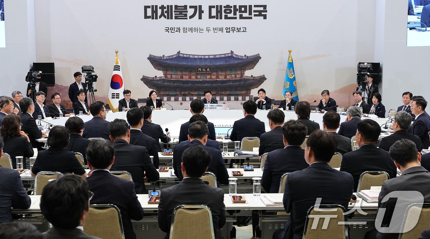 본문 이미지 - 이재명 대통령이 4일 청와대 영빈관에서 열린 고용노동부, 중소벤처기업부, 공정거래위원회 2차 업무보고에서 발언을 하고 있다. (청와대통신사진기자단) 2026.8.4 ⓒ 뉴스1 이재명 기자