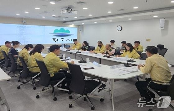 본문 이미지 - 김정남 강원 원주시 부시장이 지난 3일 시청에서 폭염 대응 대책회의를 열었다. (원주시 제공. 재판매 및 DB금지) 2026.8.4/뉴스1