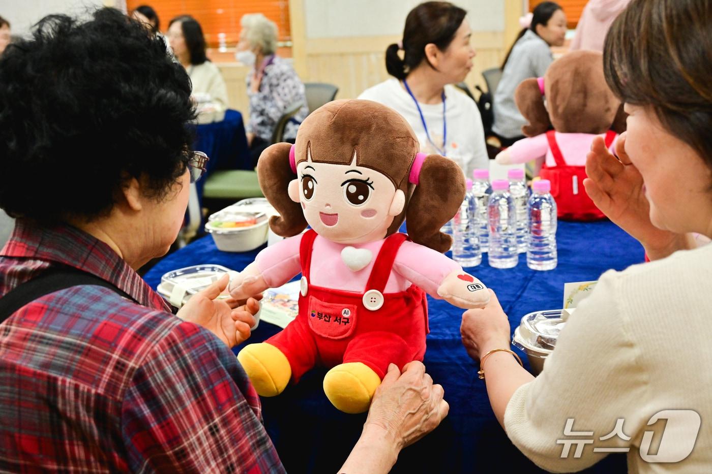 본문 이미지 - 부산 서구에서 통합돌봄 대상자 30명에게 보급한 인공지능(AI) 돌봄 로봇 '초롱이' (서구 제공. 재판매 및 DB금지)