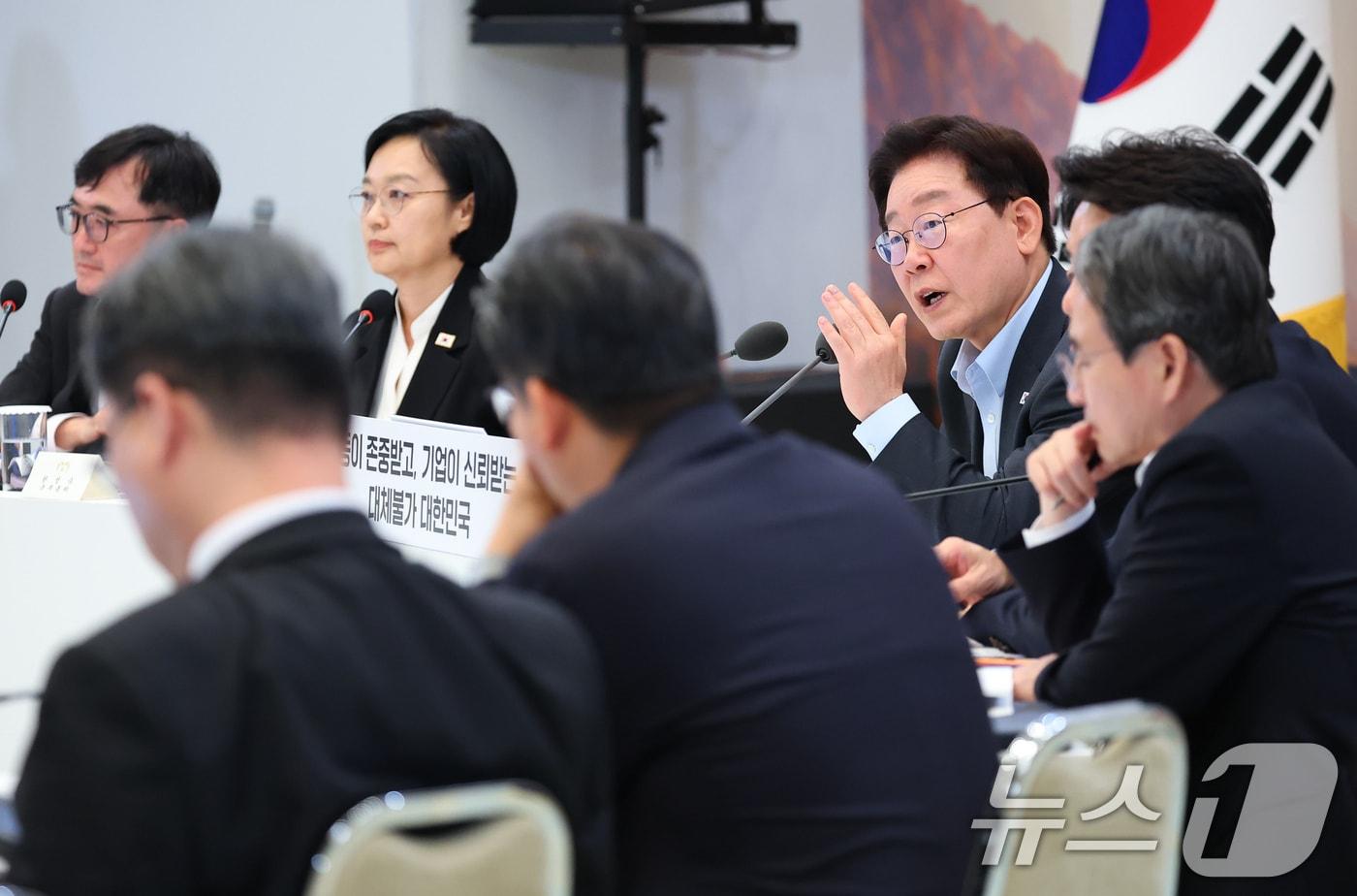 본문 이미지 - 이재명 대통령이 4일 청와대 영빈관에서 열린 고용노동부, 중소벤처기업부, 공정거래위원회 2차 업무보고에서 발언을 하고 있다. (청와대통신사진기자단) 2026.8.4 ⓒ 뉴스1 이재명 기자