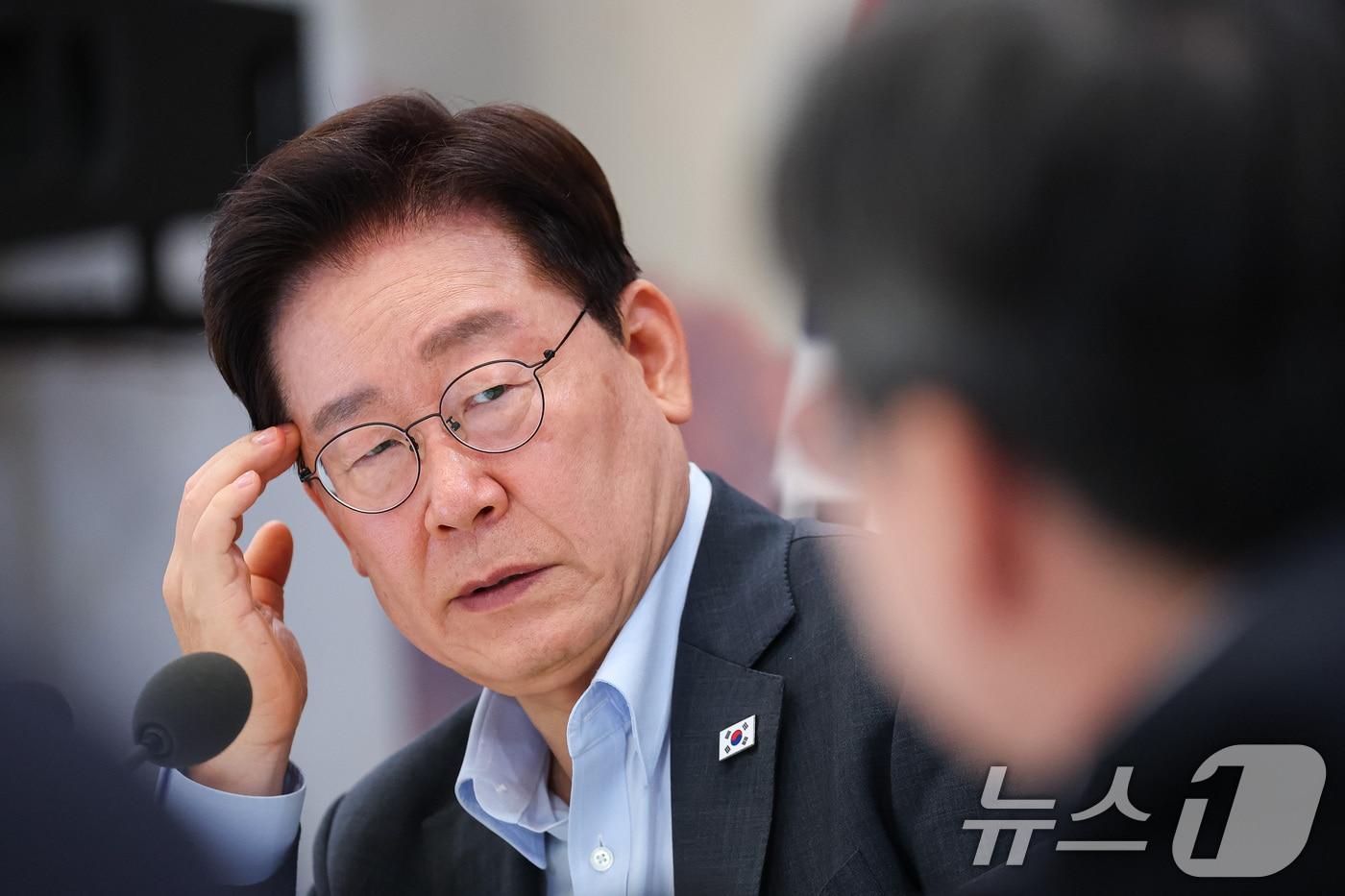 본문 이미지 - 이재명 대통령이 4일 청와대 영빈관에서 열린 고용노동부, 중소벤처기업부, 공정거래위원회 2차 업무보고에서 발언을 듣고 있다. (청와대통신사진기자단) 2026.8.4 ⓒ 뉴스1 이재명 기자