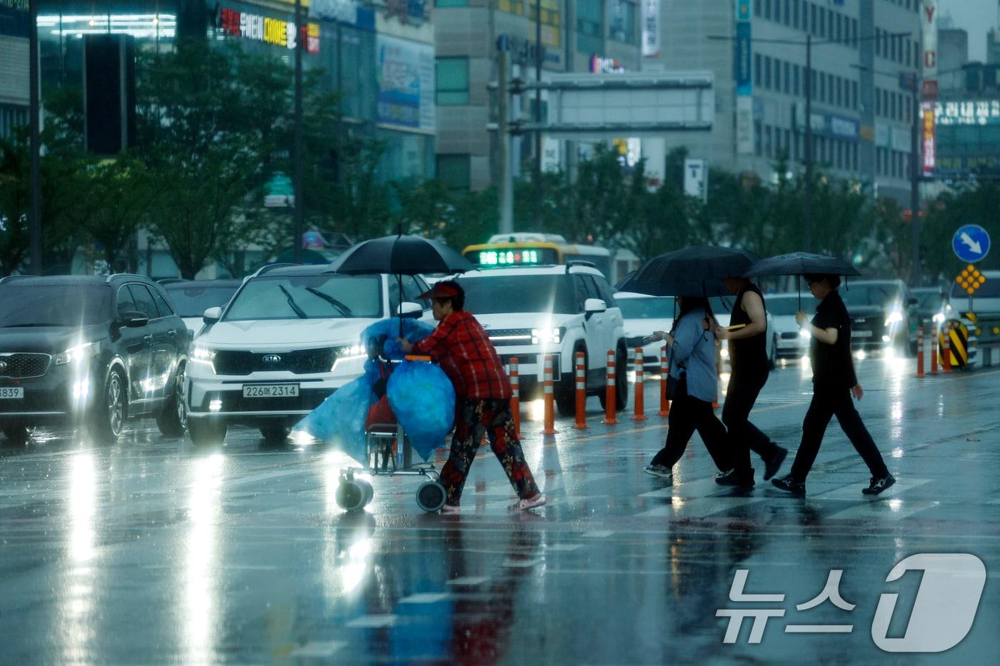 본문 이미지 - 폭염특보가 계속 이어지는 가운데 4일 오후 전남광주통합특별시 서구 일부 지역에 소나기가 내리고 있다. 2026.8.4 ⓒ 뉴스1 김태성 기자