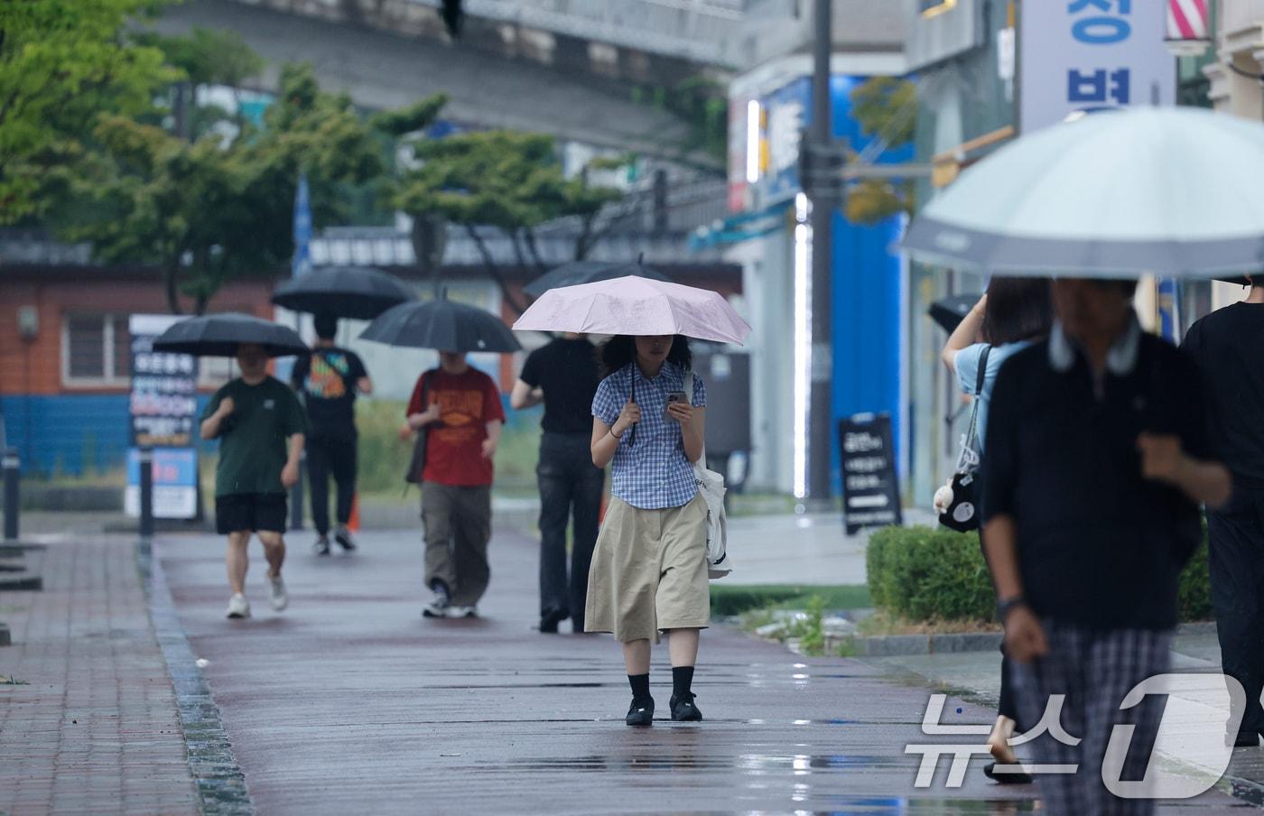 본문 이미지 - 폭염특보가 이어지는 가운데 4일 오후 전남광주통합특별시 서구 일부 지역에 소나기가 내리고 있다. 2026.8.4 ⓒ 뉴스1 김태성 기자