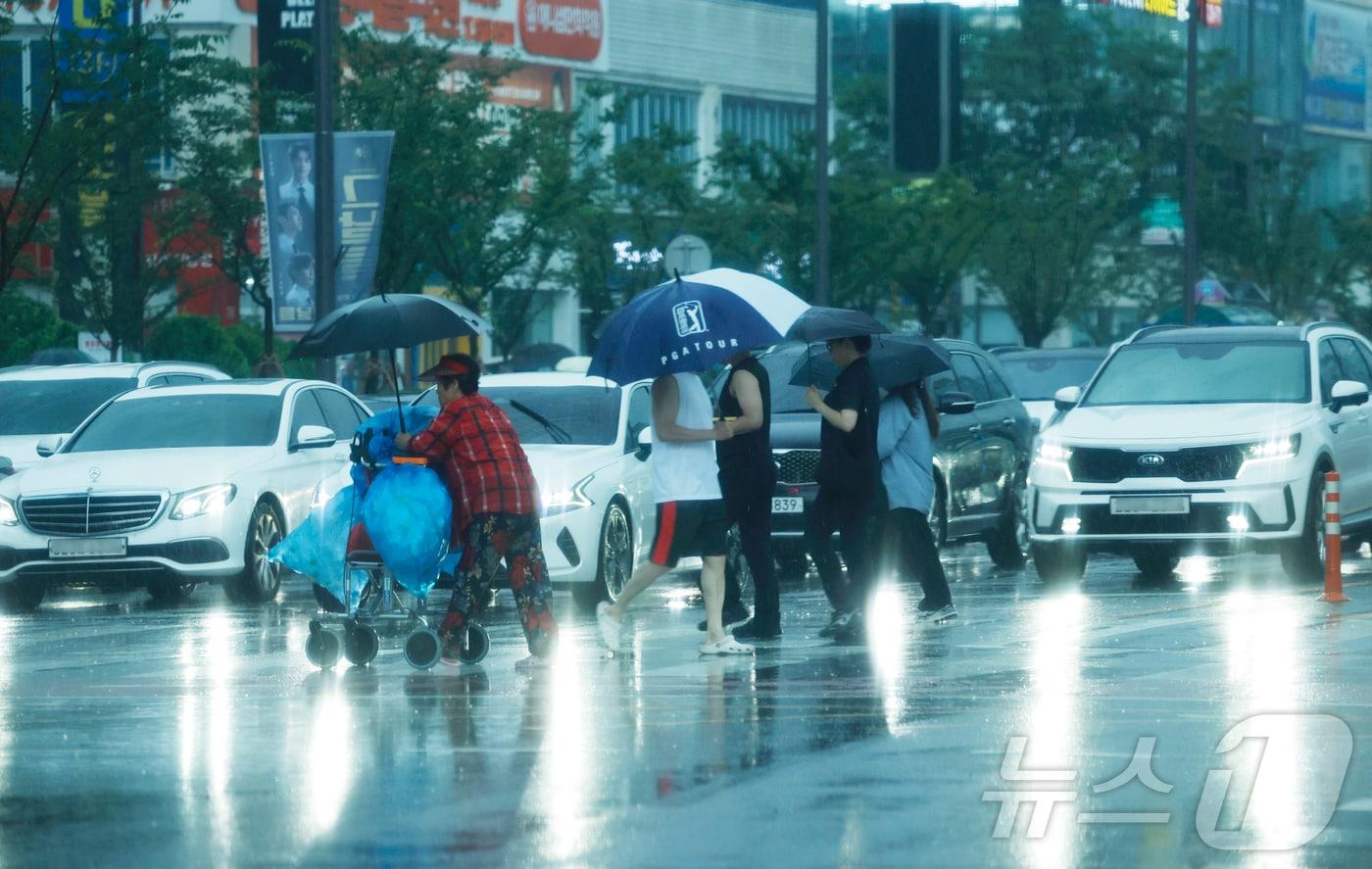 본문 이미지 - 전남광주통합특별시 서구 일부 지역에 소나기가 내리고 있다. 2026.8.4 ⓒ 뉴스1 김태성 기자