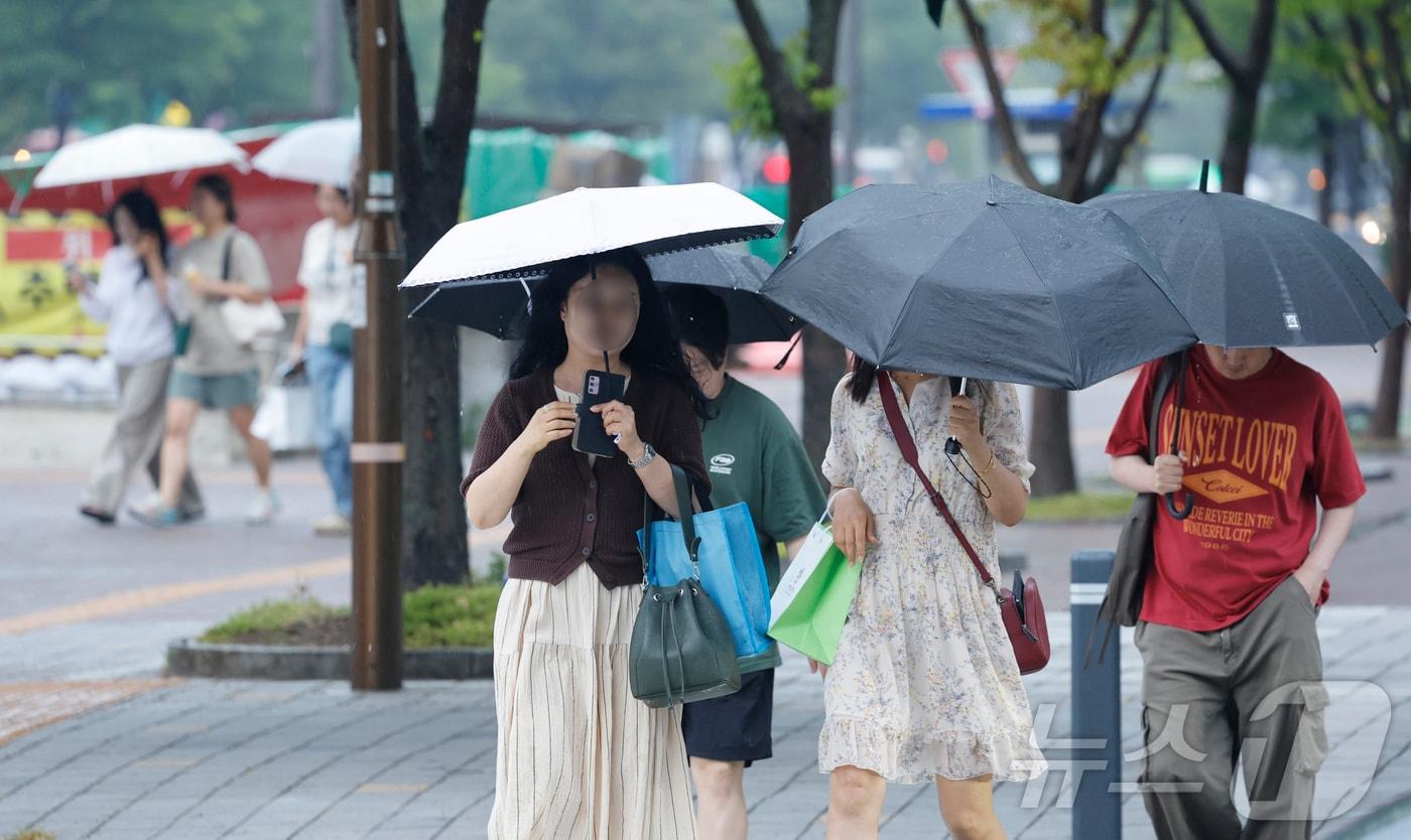 본문 이미지 - 폭염특보가 계속 이어지는 가운데 4일 오후 전남광주통합특별시 서구 일부 지역에 소나기가 내리고 있다. 2026.8.4 ⓒ 뉴스1 김태성 기자