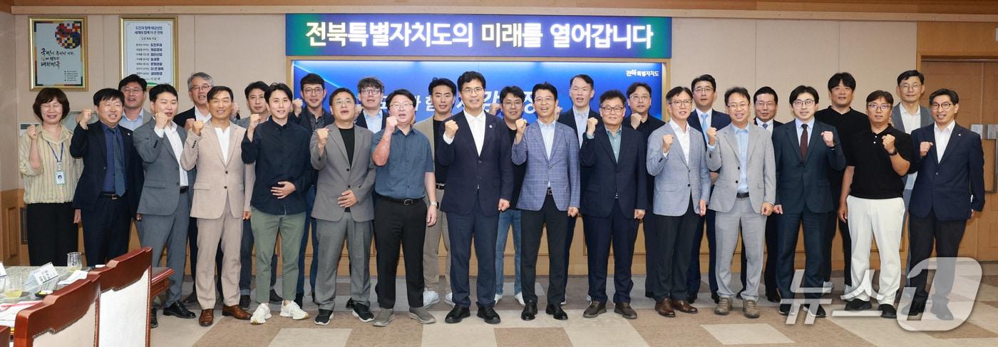 본문 이미지 - 4일 전북도청에서 '피지컬AI 산업 육성을 위한 기업 간담회'가 개최된 가운데 이원택 전북지사와 조용로 제조혁신피지컬AI협회장, 관련 기업 관계자들이 기념 촬영을 하고 있다.(전북도 제공. 재판매 및 DB금지)/뉴스1