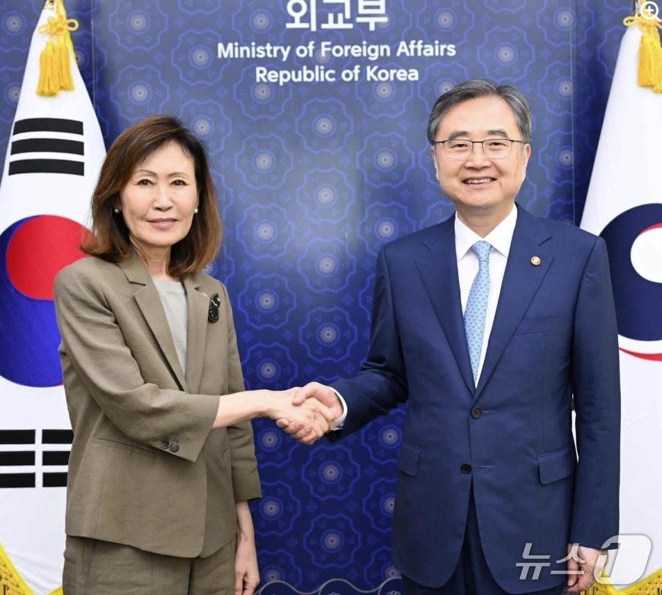본문 이미지 - 4일 조현 외교부 장관과 미셸 스틸 주한미국대사는 면담을 가지고 한미 관계의 전반적인 발전 방향을 비롯한 양국 간 협력 증진 방안에 대해 의견을 교환했다. (조현 SNS 갈무리)