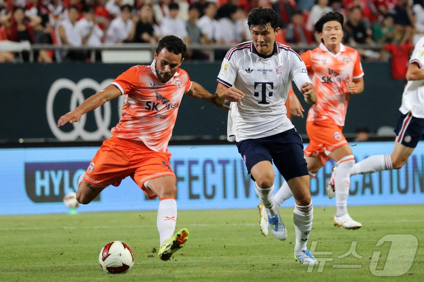 본문 이미지 - 국가대표이자 FC 바이에른 뮌헨 소속 수비수 김민재가 4일 오후 제주 서귀포시 법환동 제주월드컵경기장에서 열린 아우디 풋볼 서밋 2026 제주SK FC vs FC 바이에른 뮌헨에서 아이아스를 압박하고 있다. 2026.8.4 ⓒ 뉴스1 오미란 기자
