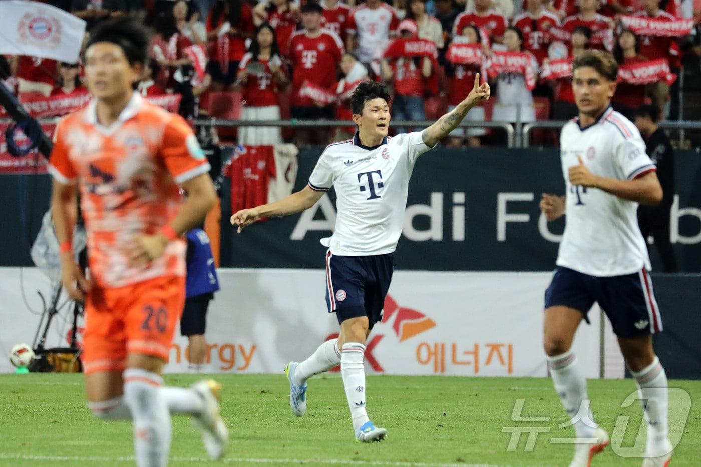 본문 이미지 - 국가대표이자 FC 바이에른 뮌헨 소속 수비수 김민재가 3일 오후 제주 서귀포시 법환동 제주월드컵경기장에서 열린 아우디 풋볼 서밋 2026 제주SK FC vs FC 바이에른 뮌헨에서 그라운드를 누비고 있다. 2026.8.4 ⓒ 뉴스1 오미란 기자