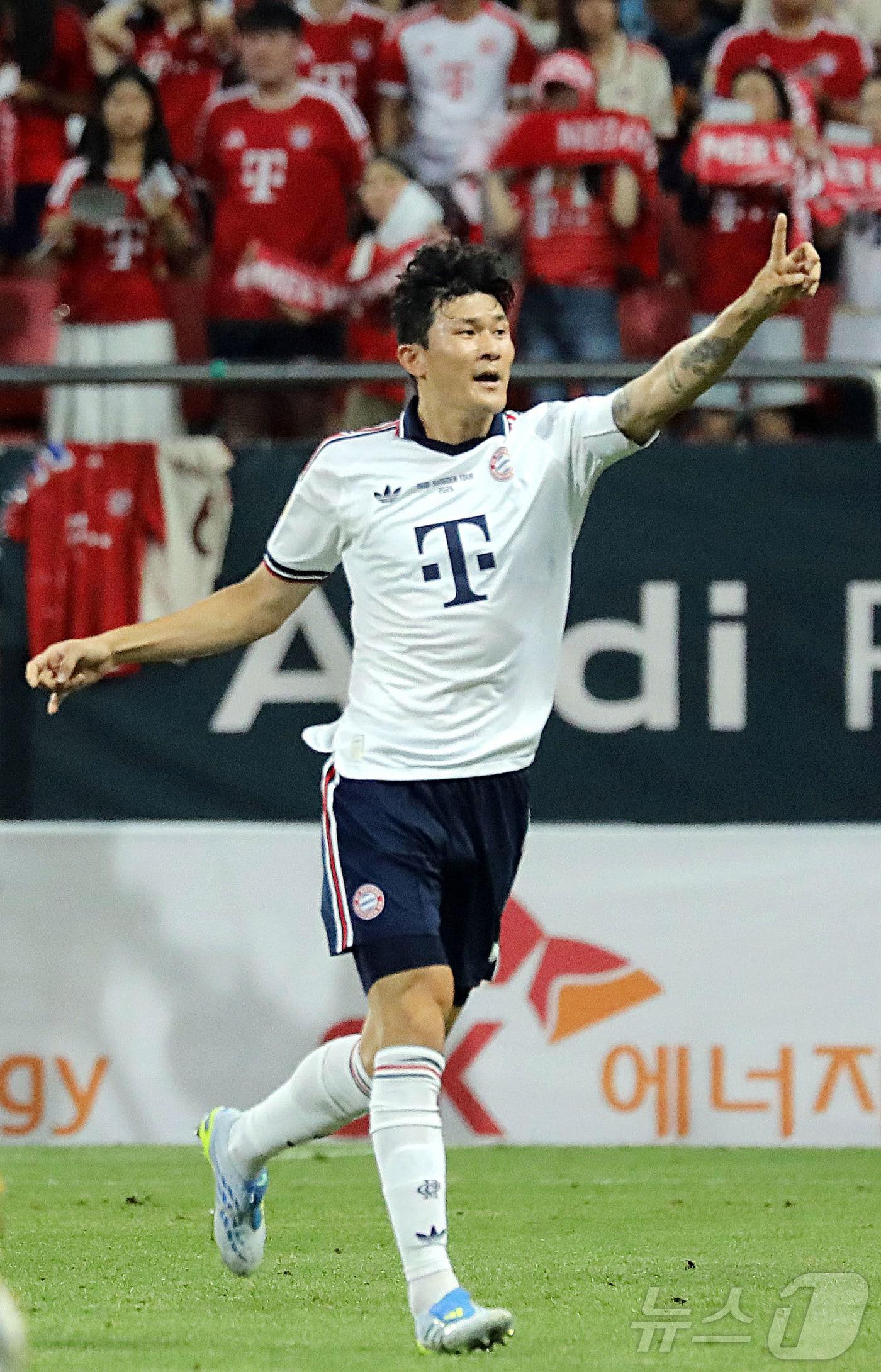본문 이미지 - 국가대표이자 FC 바이에른 뮌헨 소속 수비수 김민재가 3일 오후 제주 서귀포시 법환동 제주월드컵경기장에서 열린 아우디 풋볼 서밋 2026 제주SK FC vs FC 바이에른 뮌헨에서 그라운드를 누비고 있다. 2026.8.4 ⓒ 뉴스1 오미란 기자