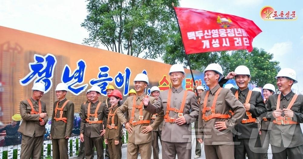 본문 이미지 - (평양 노동신문=뉴스1) = 북한 노동당 기관지 노동신문은 5일 "지난 5년간 우리의 미더운 수도건설자들은 당 제8차 대회가 결정한 평양시 5만 세대 살림집 건설 목표를 빛나게 초과 완수하는 자랑찬 성과를 이룩했다"라고 전했다. [국내에서만 사용가능. 재배포 금지. DB 금지. For Use Only in the Republic of Korea. Redistribution Prohibited] rodongphoto@news1.kr