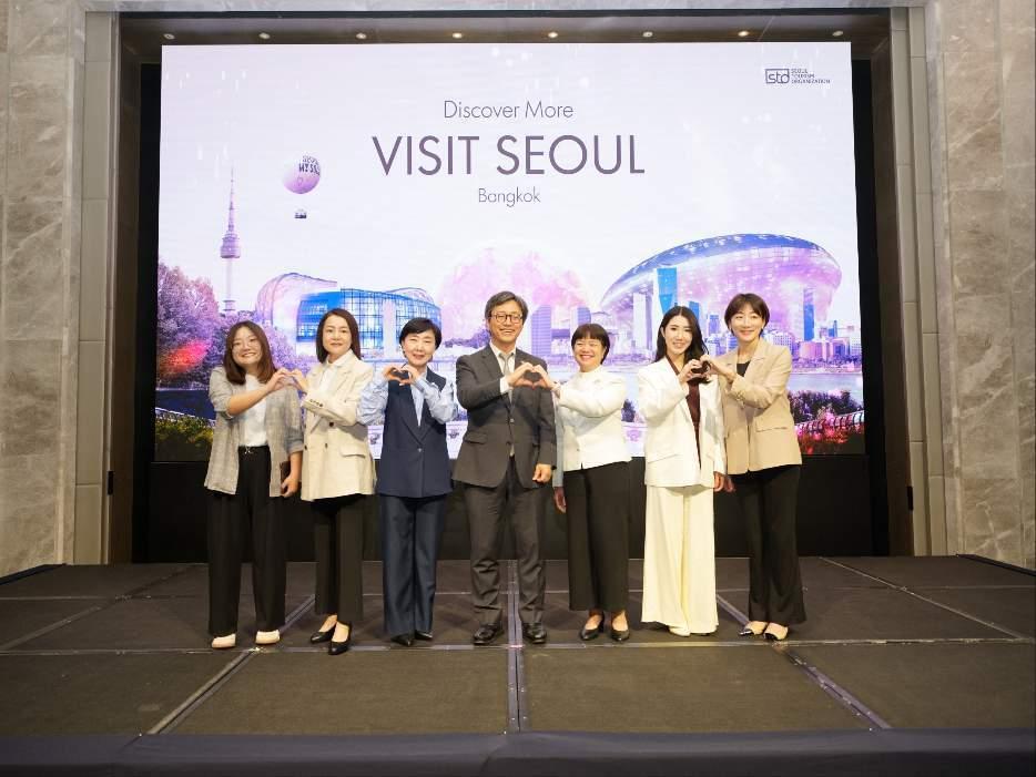 본문 이미지 - 한-방콕 관광업계 주요 관계자 단체 사진(서울관광재단 제공) 