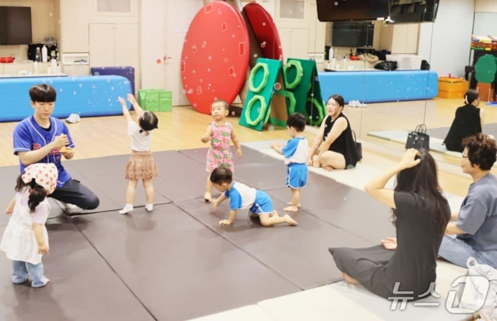 본문 이미지 - 롯데백화점 대구점 10층 문화센터에서 어린이들을 위해 진행하는 '트니트니 키즈 챔프' 수업 모습.(롯데백화점 제공, 재판매 및 DB 금지)