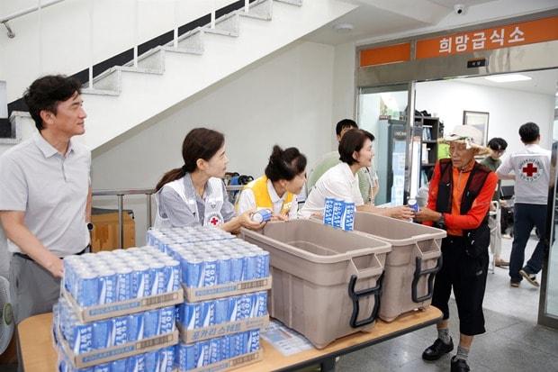본문 이미지 - 대한적십자사 부산지사가 취약계층에 이온 음료를 나눠주는 모습. (대한적십자사 제공)