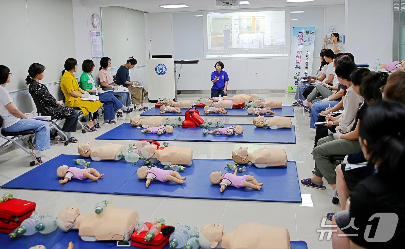 본문 이미지 - 경북교육청 보건교사들이 경북보건대에서 심폐소생술 실습을 하고 있다. (경북보건대 제공. 재판매 및 DB금지)