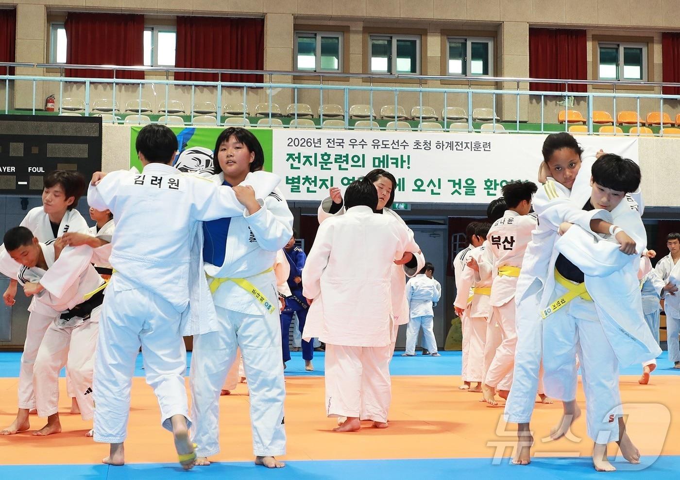 본문 이미지 - 경북 영양군은 5일 영양군민회관에서 전국 33개 팀, 선수와 지도자 578명이 참가하는 ‘2026년 하계 유도 전지훈련’을 오는 14일까지 운영한다. /뉴스1