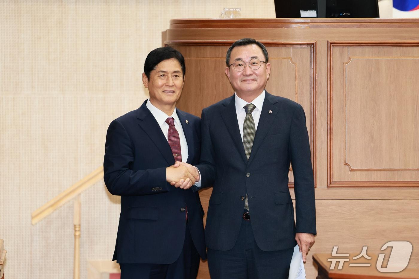 본문 이미지 - (왼쪽부터)전병일 통영시의회 의장과 강석주 통영시장이 악수하고 있다.(통영시 제공. 재판매 및 DB금지)