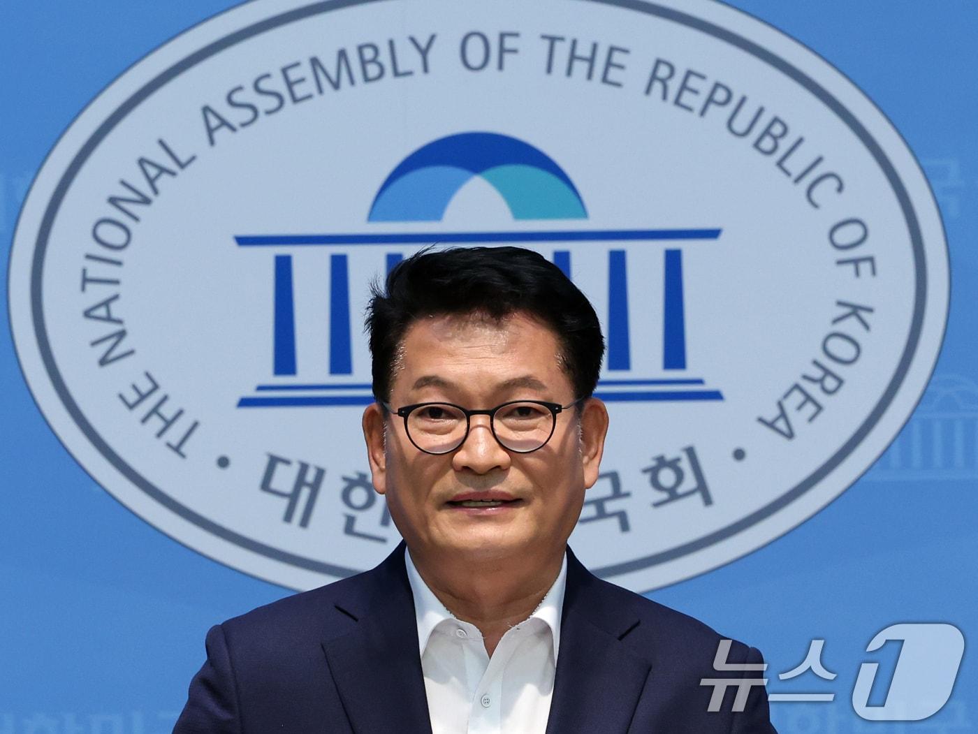 본문 이미지 - 송영길 더불어민주당 당대표 후보가 5일 오전 서울 여의도 국회 소통관에서 조희대 대법원장 탄핵 추진 기자회견을 하고 있다. 2026.8.5 ⓒ 뉴스1 황기선 기자