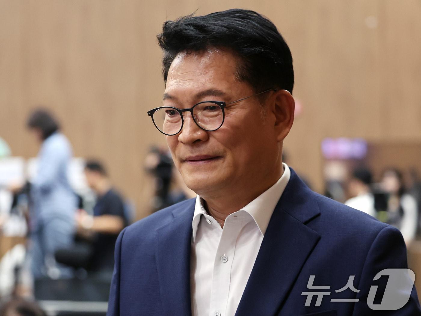 본문 이미지 - 송영길 더불어민주당 당대표 후보가 5일 오전 서울 여의도 국회 소통관에서 조희대 대법원장 탄핵 추진 기자회견을 위해 이동하고 있다. 2026.8.5 ⓒ 뉴스1 황기선 기자